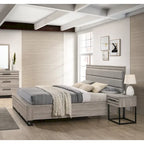 Ensemble de chambre à coucher 3 pièces en bois rembourré, lit à panneaux et deux tables de chevet, gris vieilli