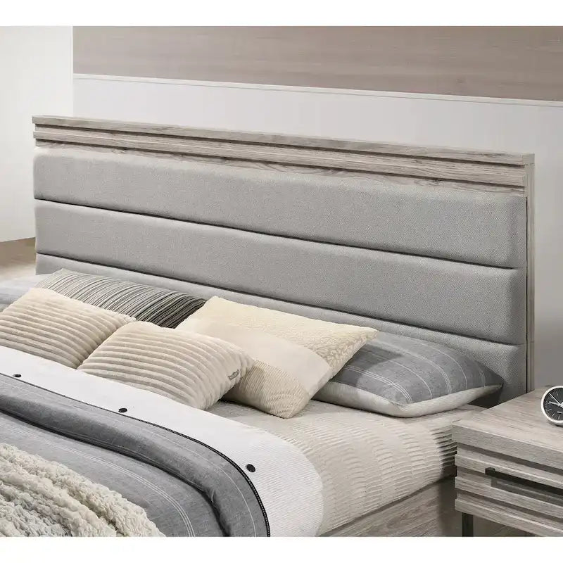 Ensemble de chambre à coucher 3 pièces en bois rembourré, lit à panneaux et deux tables de chevet, gris vieilli