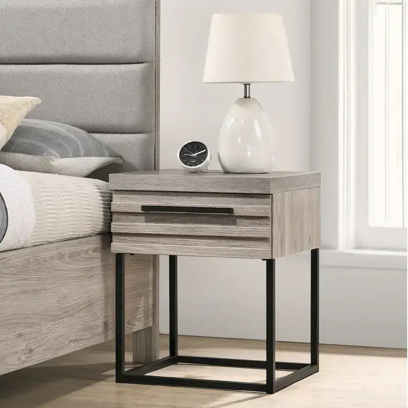 Ensemble de chambre à coucher 3 pièces en bois rembourré, lit à panneaux et deux tables de chevet, gris vieilli