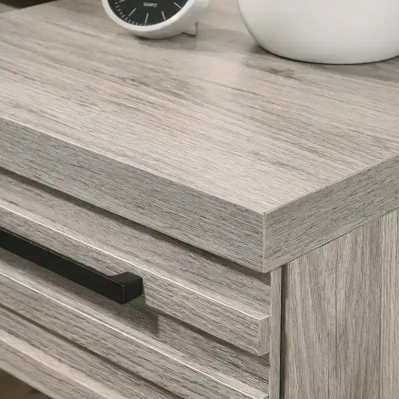 Ensemble de chambre à coucher 3 pièces en bois rembourré, lit à panneaux et deux tables de chevet, gris vieilli